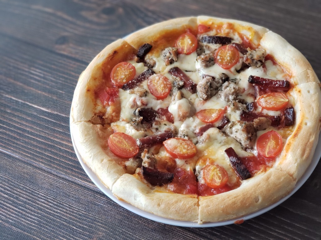 業務スーパー冷凍ピザ生地：辛口サラミとトマトのピザ