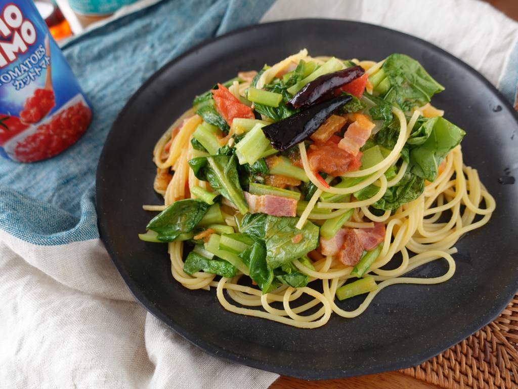 【野菜を食べるパスタレシピ】小松菜たっぷりトマトペペロンチーノ